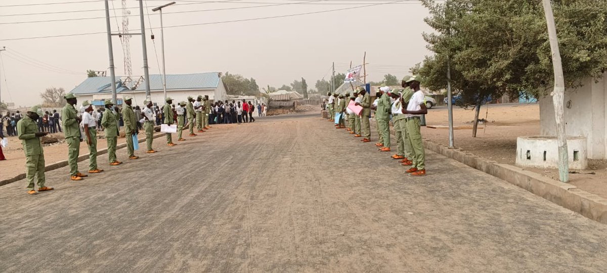 nyscofficialAD's tweet photo. Corps members in Demsa LGA gave Gov. Fintiri a rapturous welcome today!
Dressed in khaki and armed with placards, they cheered the Governor, thanking him for his consistent support of the NYSC scheme. https://t.co/Itna5B5B6U