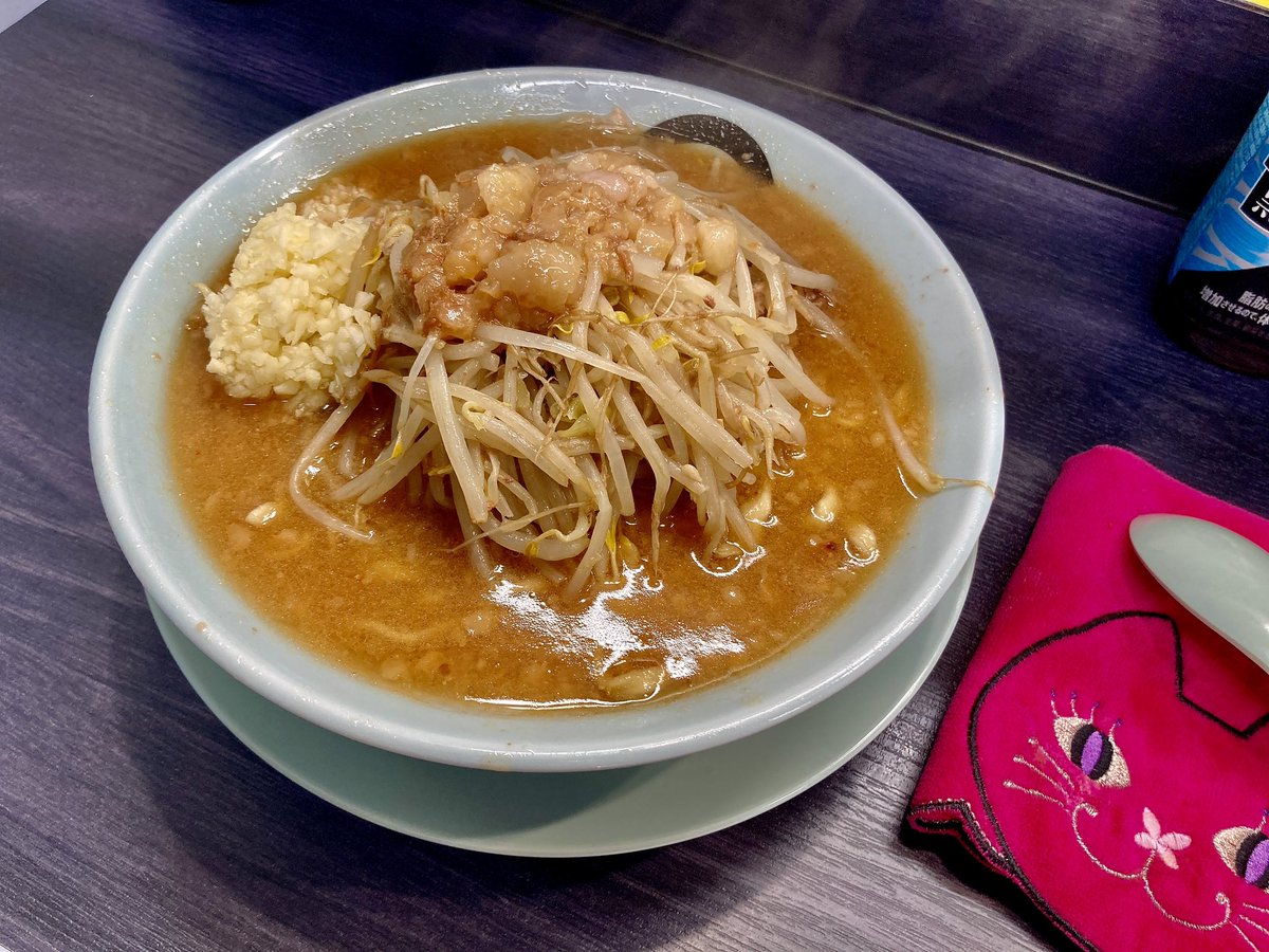 📍オリバーヌードル
🍜ラーメンミソアジ
📣ニンニク

今日の豚は大当たり‼️
しっとり柔らかな神豚仕様💥
味染みも抜群の仕上り

圧巻の塩味バチバチのスープは
豚感満載で斜め上の美味しさ…

未食の方にオススメしたい🥺

髭男さんへ３度目のご挨拶
見事な食べっぷりに感激☺️
ご馳走様です🙏#めるテレ