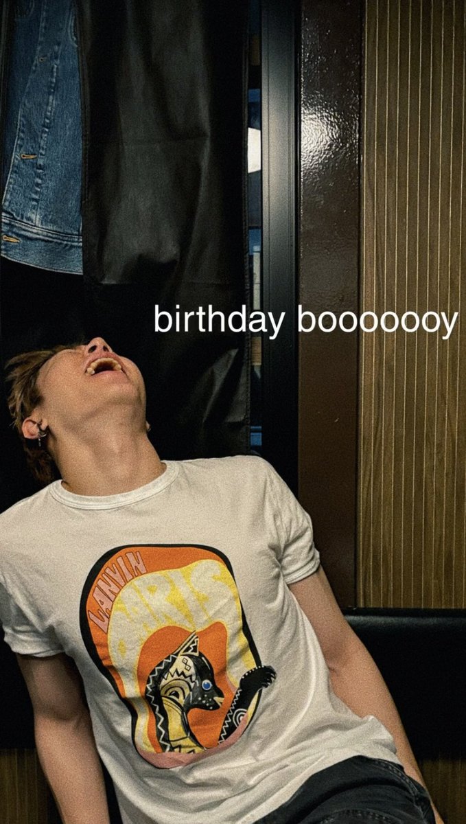 เห็นไม๊ล่ะ ตัวติดกันมากกก ㅜ ^ ㅜ ลงทวิตแล้ว ฮีลงน้องในโมเม้นต์วีเวิรสอีก รูปใหม่ใช่ไหม เพิ่งถ่ายเลยไม๊ทรงนี้ ฮือออ เขาเลี้ยงมากับมือออ ปลุกไปโรงเรียน ทำอาหารให้กิน จะกินข้าวก็ต้องถามน้องว่าจะกินอะราย กินข้าวยาง จะสั่งให้ ใจพ้มอุ๋งอิ๋งมาก