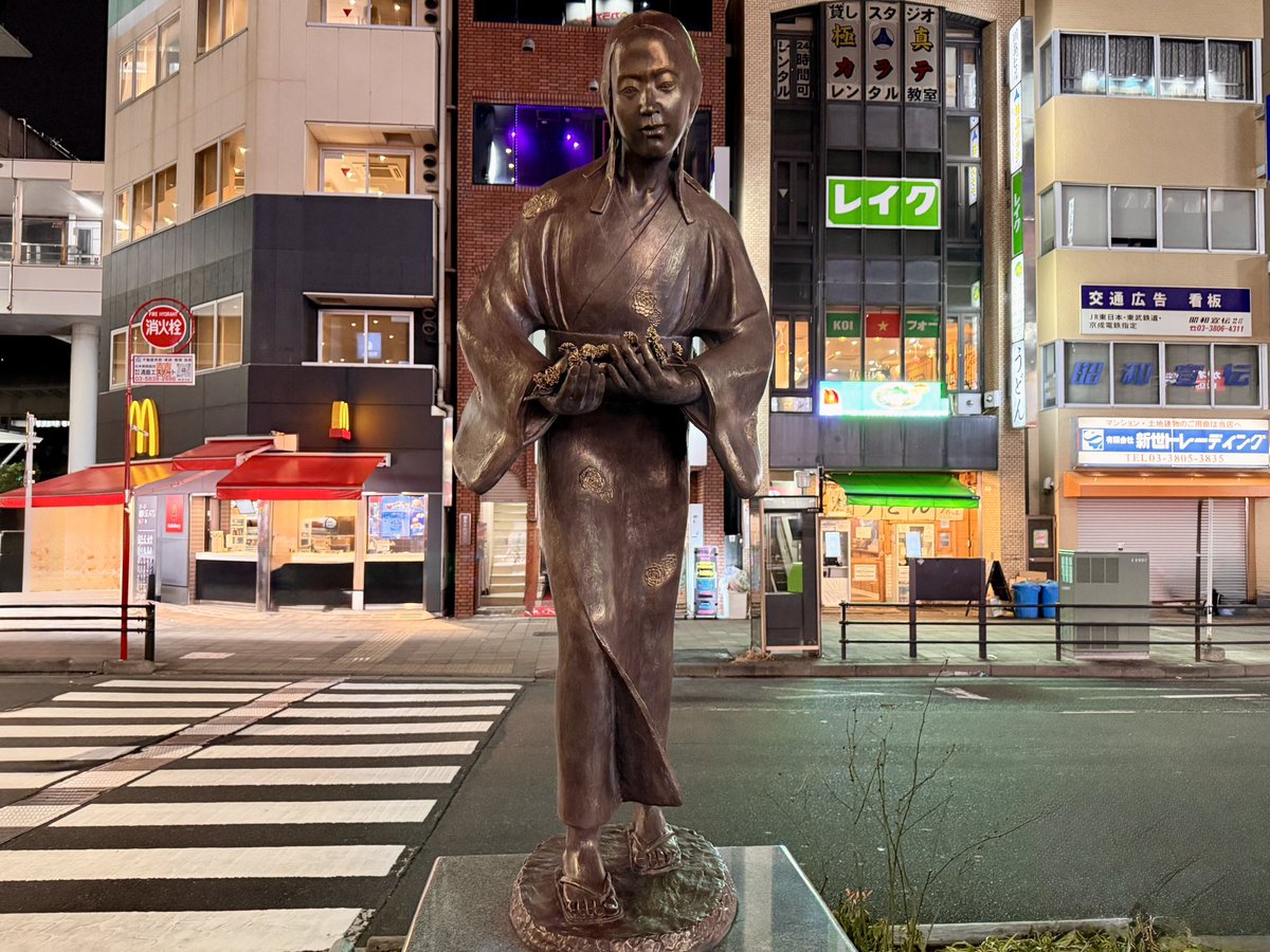 halchan_DQ's tweet photo. 突然ですが問題です。

こちらはとある駅前にある銅像なのですが、この画像だけで何の銅像なのかわかってしまう博識な方はいらっしゃいますでしょうか。。 https://t.co/jyhY7FPcrp