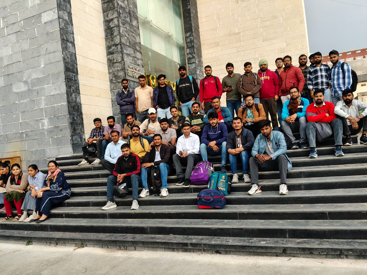 सरकार ,RSSB और शिक्षा विभाग ,शिक्षा मंत्री जी इनको क्यो सजा दे रहें है ??
लाइब्रेरियन भर्ती के चयनित अभ्यर्थी है जो आज सुबह से बारिश होने के बावजूद 28 FEB के रोजगार मेले में नियुक्ति लेने के लिए अपना हक लेने के लिए प्रयासरत है ।।
अधिकारियों के झाल में इनको बेवजह फसाया जा रहा है