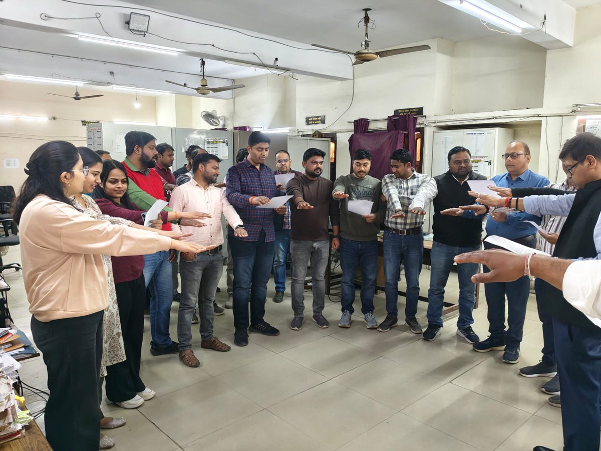 VaranasiDo's tweet photo. स्वच्छता पखवाड़ा (16-02-2026-28-02-2026) में भारतीय खाद्य निगम, मण्डल कार्यालय, वाराणसी के कार्यालय प्रमुख द्वारा सभी अधिकारियों एवं कर्मचारियों को  स्वच्छता शपथ दिलाई गई |@FCI_NorthZone @FCI_India @FciLko https://t.co/5TYaGVAAkD