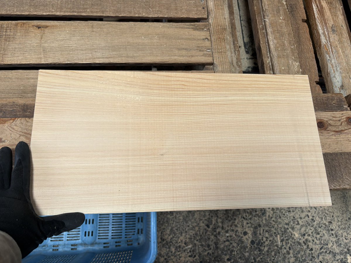 まな板にちょうど良いサイズの材が手に入ったから師匠のとこの職人さんに鉋かけてもらお
なんか勿体無い気がするけどちょうどまな板欲しかったから使っちゃえ！