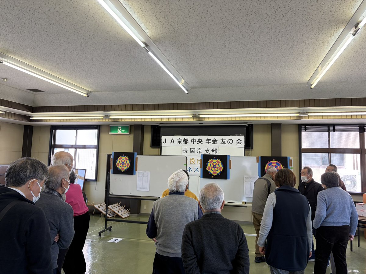 k_torukun's tweet photo. JA年金友の会でのウエルネスダーツ大会
四年目を迎えた介護施設での仕事経験も
相まって、シニアの人とのコミュニケーションや活気づけの盛り上げが
さらにあがっていたり、腰に手を添えて
転倒予防にも備えるわたし。
参加された女性はともかく
男性の人たちの反応もよかったです https://t.co/VDGWH7K2Io