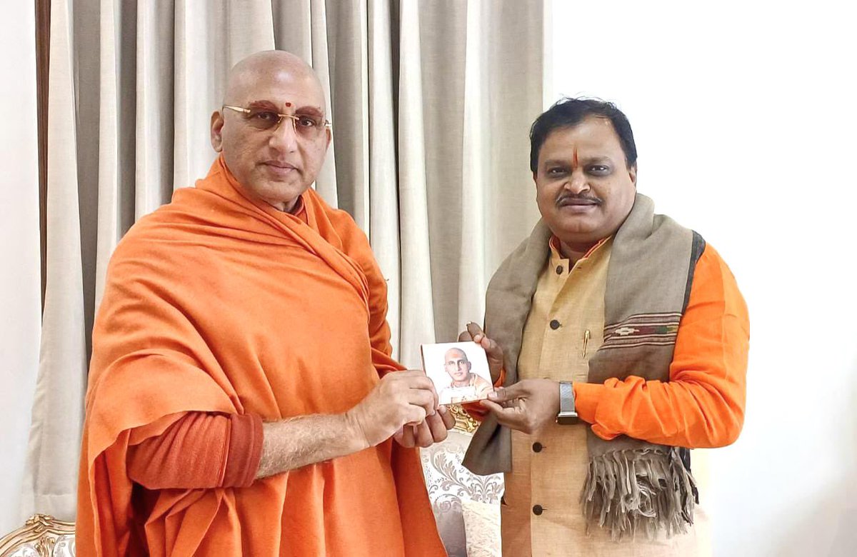 AvdheshanandG's tweet photo. इलेक्ट्रॉनिक मीडिया के तीव्र, स्पर्धात्मक और बहुधा दिशाहीन होते परिदृश्य में यदि किसी व्यक्तित्व ने “राष्ट्रवाद” को एक स्पष्ट, प्रखर और विमर्शयोग्य स्वर प्रदान किया, तो वह नाम है- आदरणीय सुरेश चव्हाणके। उन्होंने समाचारों को केवल सूचना का माध्यम न मानकर, उन्हें विचार और वैचारिक चेतना का मंच बनाया।

समाचार-जगत में उनकी उपस्थिति एक वक्ता-योद्धा के रूप में रही जहाँ शब्द केवल अभिव्यक्ति नहीं, बल्कि दृष्टिकोण का उद्घोष बनते हैं। उन्होंने उन विषयों को मुखर किया, जिन्हें वे राष्ट्रहित से संबद्ध मानते थे। इस प्रकार इलेक्ट्रॉनिक मीडिया में राष्ट्रवाद को एक विशिष्ट पहचान, नया आयाम और सशक्त भाषा मिली।

उनकी शैली में स्पष्टता है, आग्रह है और अपने मत के प्रति अडिग निष्ठा है। समर्थक उन्हें राष्ट्रचेतना का प्रखर स्वर मानते हैं, तो आलोचक भी उनकी प्रभावशीलता को स्वीकार करते हैं। यही किसी भी प्रभावशाली मीडिया व्यक्तित्व की पहचान होती है-वह चर्चा के केंद्र में रहता है, विमर्श को जन्म देता है और समाज को सोचने पर विवश करता है।

जन्मदिन केवल आयु-वृद्धि का उत्सव नहीं, बल्कि संकल्पों की पुनर्पुष्टि का अवसर होता है। इस शुभ अवसर पर कामना है कि उनका जीवन ऊर्जा, स्वास्थ्य और वैचारिक स्पष्टता से परिपूर्ण रहे; वे संवाद की गरिमा, सत्य की प्रतिबद्धता और राष्ट्रहित की भावना के साथ अपने पथ पर अग्रसर रहें।

ईश्वर उन्हें दीर्घायु, दृढ़ता और सद्बुद्धि प्रदान करें ताकि मीडिया जगत में विचारशील, संतुलित और सार्थक संवाद का प्रवाह निरंतर बना रहे।

सुदिनं सुदिनं जन्मदिनं तव, भवतु मंगलम् जन्मदिनम् ||
चिरं जीव कुरु पुण्यवर्धनम् , चिरं जीव कुरु कीर्तिवर्धनम् || 
सुदिनं पुनः पुनः आवर्तताम्।। 

@SureshChavhanke @SudarshanNewsTV