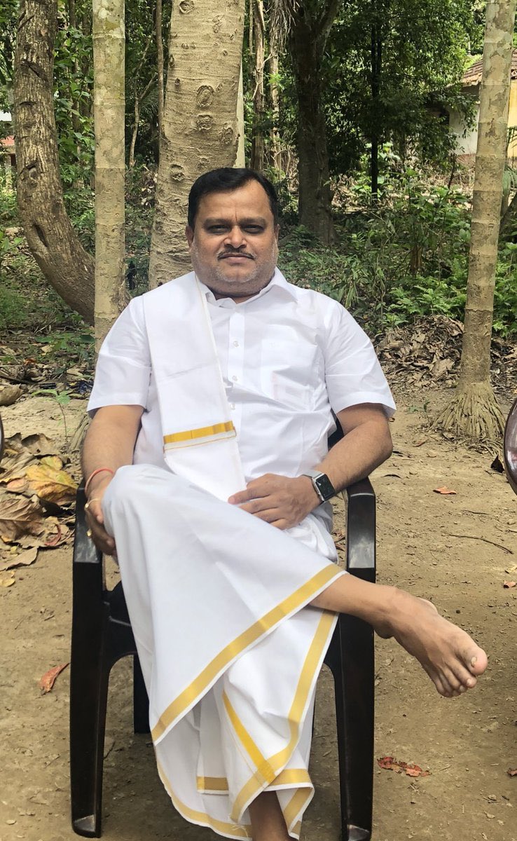 AvdheshanandG's tweet photo. इलेक्ट्रॉनिक मीडिया के तीव्र, स्पर्धात्मक और बहुधा दिशाहीन होते परिदृश्य में यदि किसी व्यक्तित्व ने “राष्ट्रवाद” को एक स्पष्ट, प्रखर और विमर्शयोग्य स्वर प्रदान किया, तो वह नाम है- आदरणीय सुरेश चव्हाणके। उन्होंने समाचारों को केवल सूचना का माध्यम न मानकर, उन्हें विचार और वैचारिक चेतना का मंच बनाया।

समाचार-जगत में उनकी उपस्थिति एक वक्ता-योद्धा के रूप में रही जहाँ शब्द केवल अभिव्यक्ति नहीं, बल्कि दृष्टिकोण का उद्घोष बनते हैं। उन्होंने उन विषयों को मुखर किया, जिन्हें वे राष्ट्रहित से संबद्ध मानते थे। इस प्रकार इलेक्ट्रॉनिक मीडिया में राष्ट्रवाद को एक विशिष्ट पहचान, नया आयाम और सशक्त भाषा मिली।

उनकी शैली में स्पष्टता है, आग्रह है और अपने मत के प्रति अडिग निष्ठा है। समर्थक उन्हें राष्ट्रचेतना का प्रखर स्वर मानते हैं, तो आलोचक भी उनकी प्रभावशीलता को स्वीकार करते हैं। यही किसी भी प्रभावशाली मीडिया व्यक्तित्व की पहचान होती है-वह चर्चा के केंद्र में रहता है, विमर्श को जन्म देता है और समाज को सोचने पर विवश करता है।

जन्मदिन केवल आयु-वृद्धि का उत्सव नहीं, बल्कि संकल्पों की पुनर्पुष्टि का अवसर होता है। इस शुभ अवसर पर कामना है कि उनका जीवन ऊर्जा, स्वास्थ्य और वैचारिक स्पष्टता से परिपूर्ण रहे; वे संवाद की गरिमा, सत्य की प्रतिबद्धता और राष्ट्रहित की भावना के साथ अपने पथ पर अग्रसर रहें।

ईश्वर उन्हें दीर्घायु, दृढ़ता और सद्बुद्धि प्रदान करें ताकि मीडिया जगत में विचारशील, संतुलित और सार्थक संवाद का प्रवाह निरंतर बना रहे।

सुदिनं सुदिनं जन्मदिनं तव, भवतु मंगलम् जन्मदिनम् ||
चिरं जीव कुरु पुण्यवर्धनम् , चिरं जीव कुरु कीर्तिवर्धनम् || 
सुदिनं पुनः पुनः आवर्तताम्।। 

@SureshChavhanke @SudarshanNewsTV