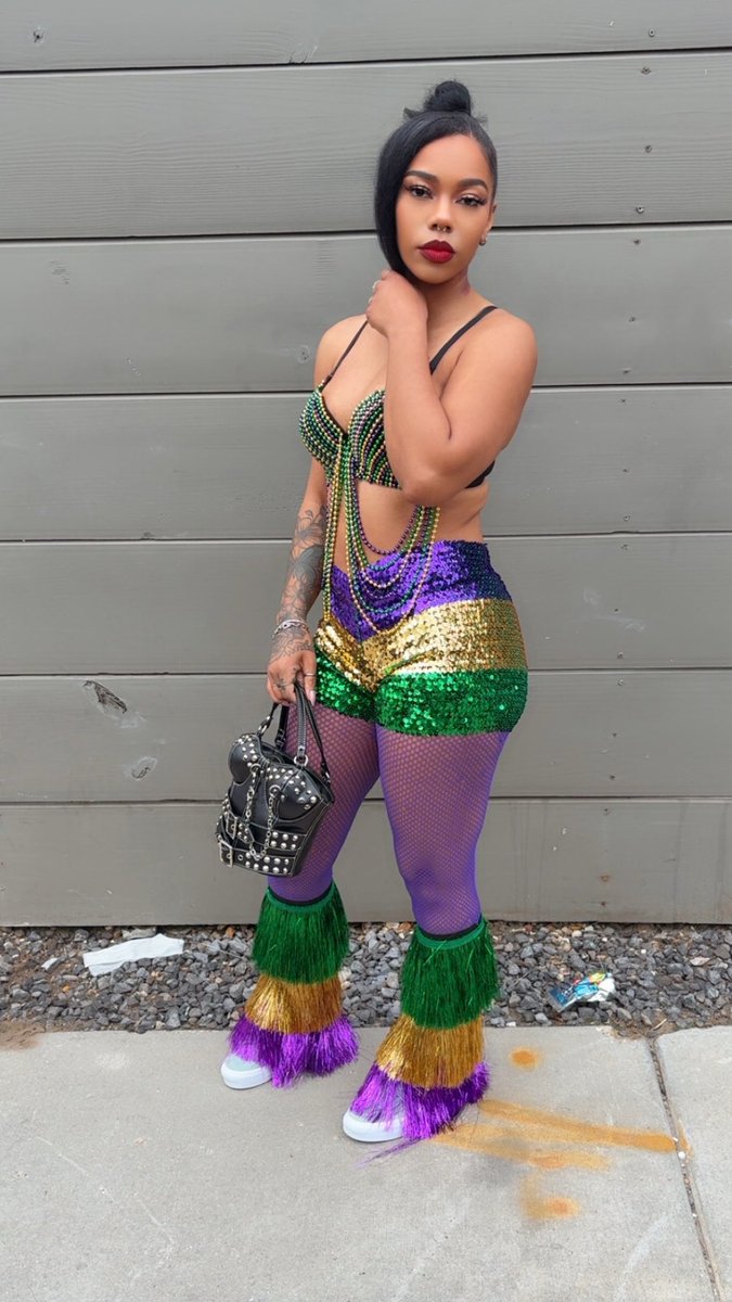 eeenim_saj's tweet photo. Mardi gras always lit in my city! 💜💛💚 https://t.co/O3m03BlqZH