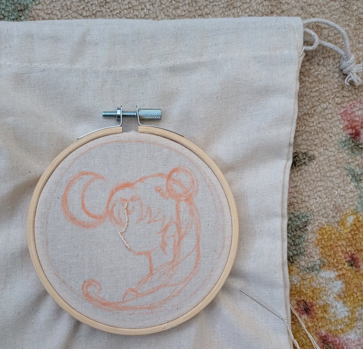 ちょっと前から、現実逃避に刺繍を始めてしまった…（は？）
巾着にセiレiニティ縫おうとしてる😇✨