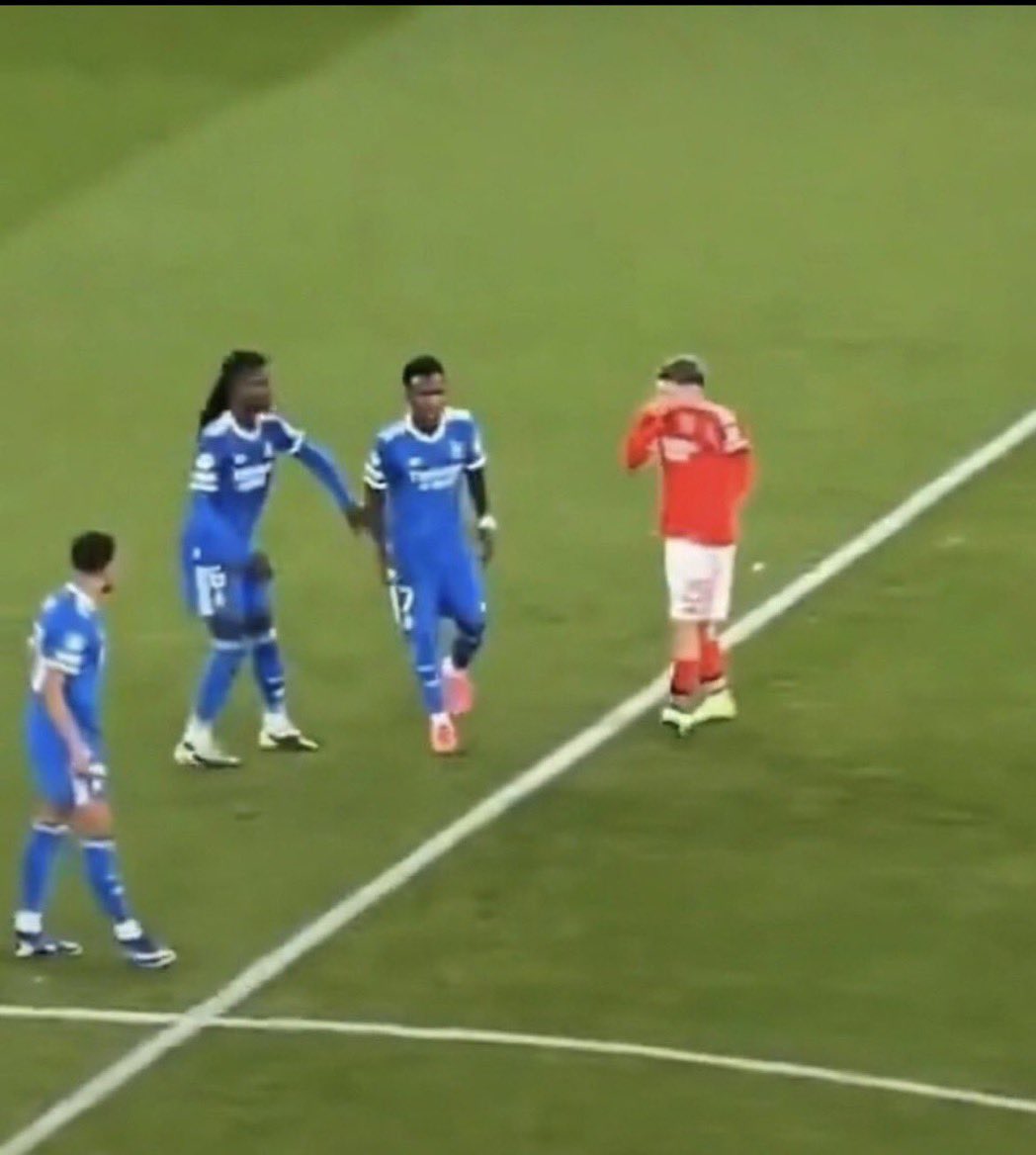 <a href="/SLBenfica/">SL Benfica</a> Por favor, dejad de defender lo indefendible. Quién defiende a un racista es un racista. Que lo defienda su abogado pero no caigáis tan bajo.