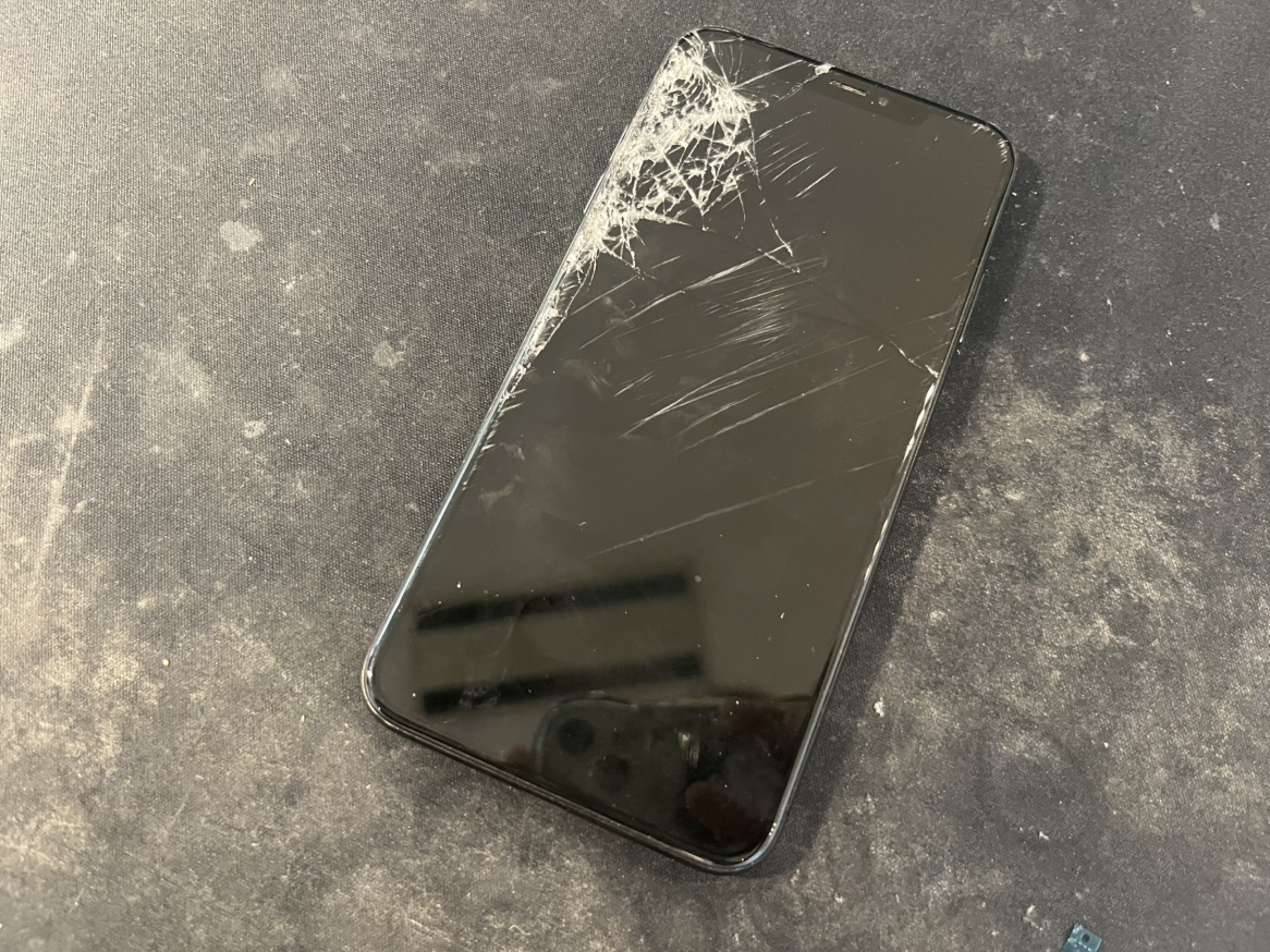 iPhone XS Max 画面交換】 🔸症状：画面割れ、液晶表示不良 🔹修理内容
