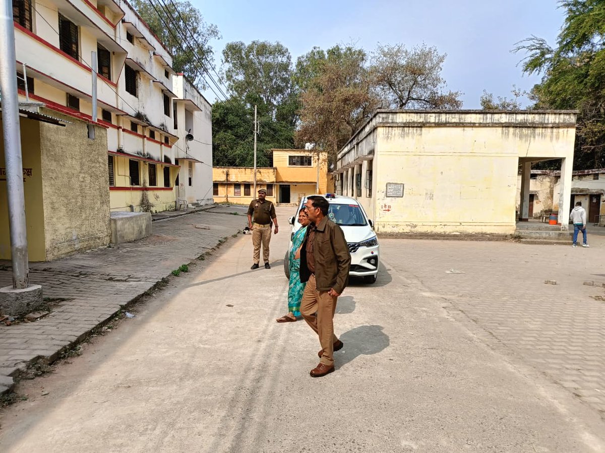 lalitpurpolice's tweet photo. #SP_lalitpur @IPSMdMustaque के निर्देशन में #Addlspltp
@kaloosingh द्वारा हाईस्कूल एवं इण्टरमीडिएट परीक्षाओं को सकुशल सम्पन्न कराये जाने हेतु परीक्षा केन्द्रों पर पुलिस बल को चेक कर आवश्यक दिशा-निर्देश दिये गये । https://t.co/jtwqI1UoMW