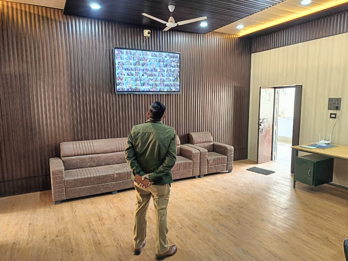 lalitpurpolice's tweet photo. #SP_lalitpur @IPSMdMustaque के निर्देशन में #Addlspltp
@kaloosingh द्वारा हाईस्कूल एवं इण्टरमीडिएट परीक्षाओं को सकुशल सम्पन्न कराये जाने हेतु परीक्षा केन्द्रों पर पुलिस बल को चेक कर आवश्यक दिशा-निर्देश दिये गये । https://t.co/jtwqI1UoMW