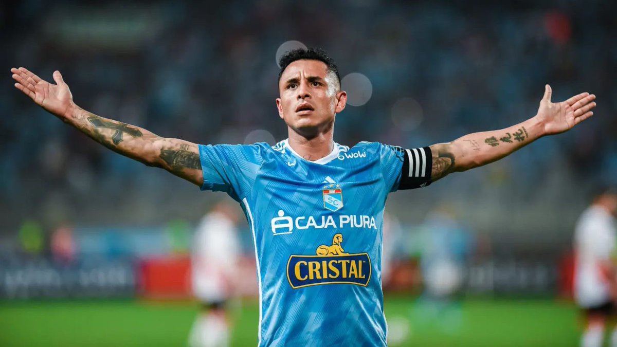 italocvillafue2's tweet photo. Así como hoy Yoshimar Yotún tomó el balón y convirtió, también hubo momentos en los que mostró actitudes infantiles, se hizo expulsar y falló penales por querer picarla. Aún está en deuda en su rol como capitán de Sporting Cristal. Un buen partido no borra lo anterior. https://t.co/e26sWWWVHe