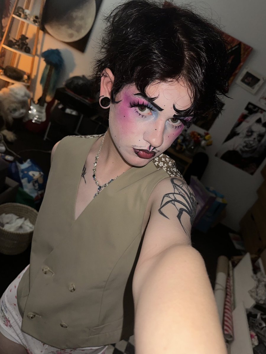 gh0ul_4rts_69's tweet image. Hey homos

#makeup #drag