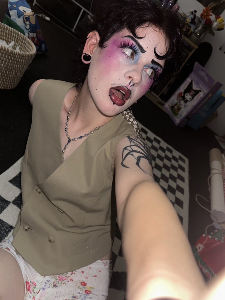 gh0ul_4rts_69's tweet image. Hey homos

#makeup #drag