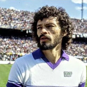 acffiorentina's tweet photo. Il 19 febbraio 1954 nasceva Sócrates 🇧🇷 https://t.co/wnYrmeaRN8