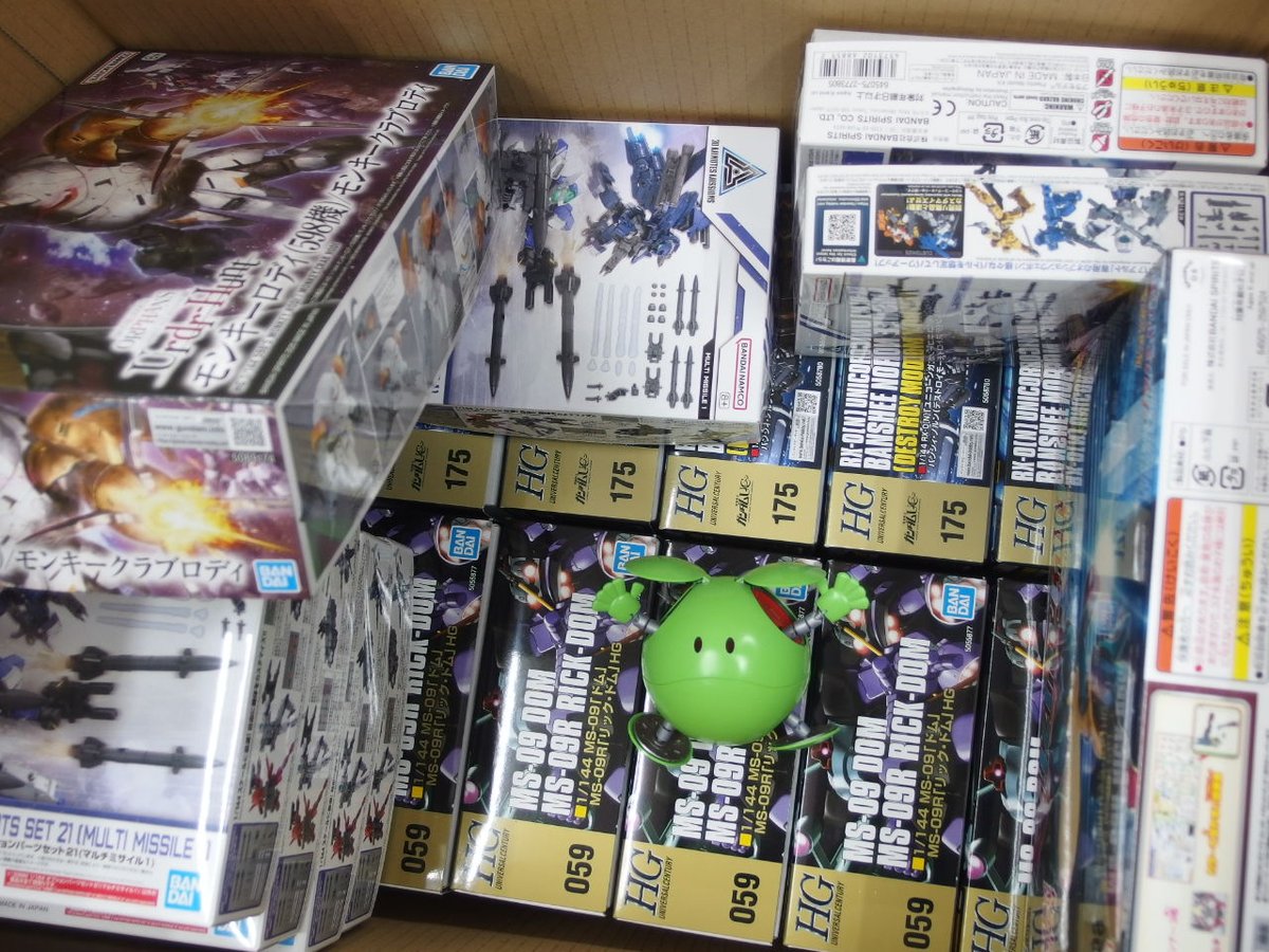 ガンプラセット画像その２画像その３も御覧くださいオマケ付き‼️