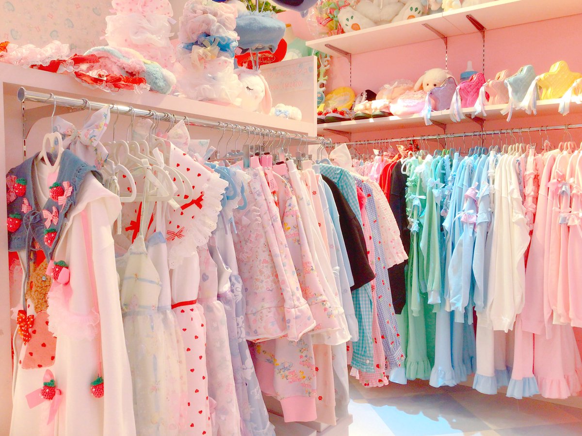 ワンピースやトレーナーも再入荷しました🩷