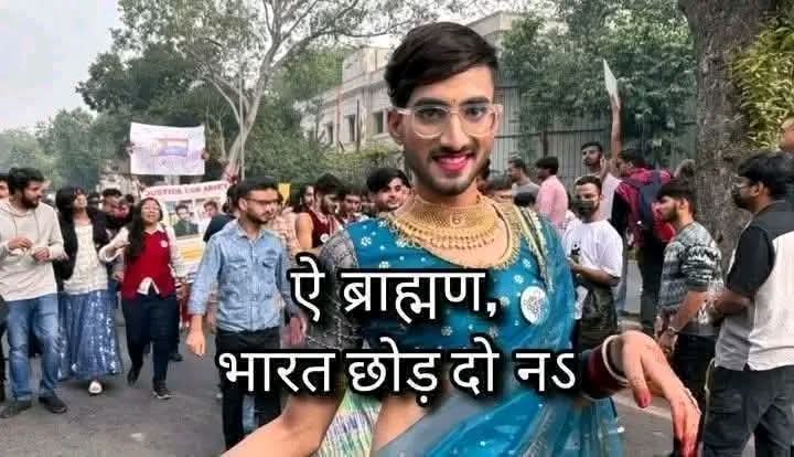 minakshi_25's tweet photo. अब देखो हम सोचते तो हैं कि चले जाएं, फिर तुम लोगों को देखकर चिंता होने लगती है कि कहीं तुम्हारी तरह सारे पुरुष नचनिया और सारी महिलाएं कलेशी बन गई तो देश का क्या होगा?

बस यही सोचकर हम देश छोड़कर जाना कैंसिल कर देते हैं। https://t.co/VhYM5jEUqA