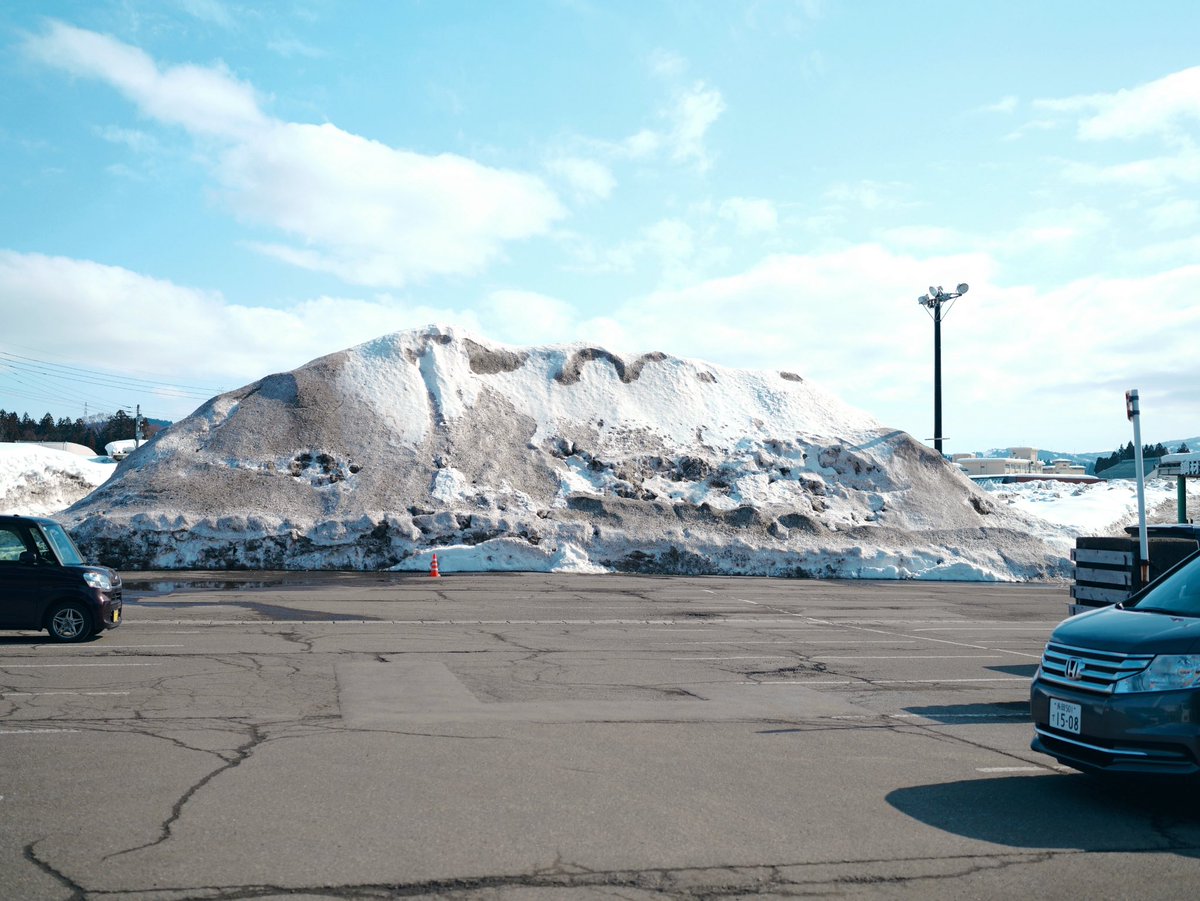 ジョークンビール、本日は湯沢店が17:00オープンです！
写真は冬しか見られないイオン駐車場とムサシ駐車場の雪山です。