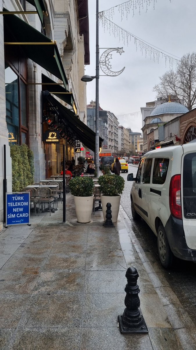 Sirkecide kaldırımı ve yolu böyle kapatmak nasıl oluyor? Bir yöntemi mi var?  <a href="/FatihBelediye/">Fatih Belediyesi</a> <a href="/ibbzabita/">İstanbul Büyükşehir Zabıta</a>