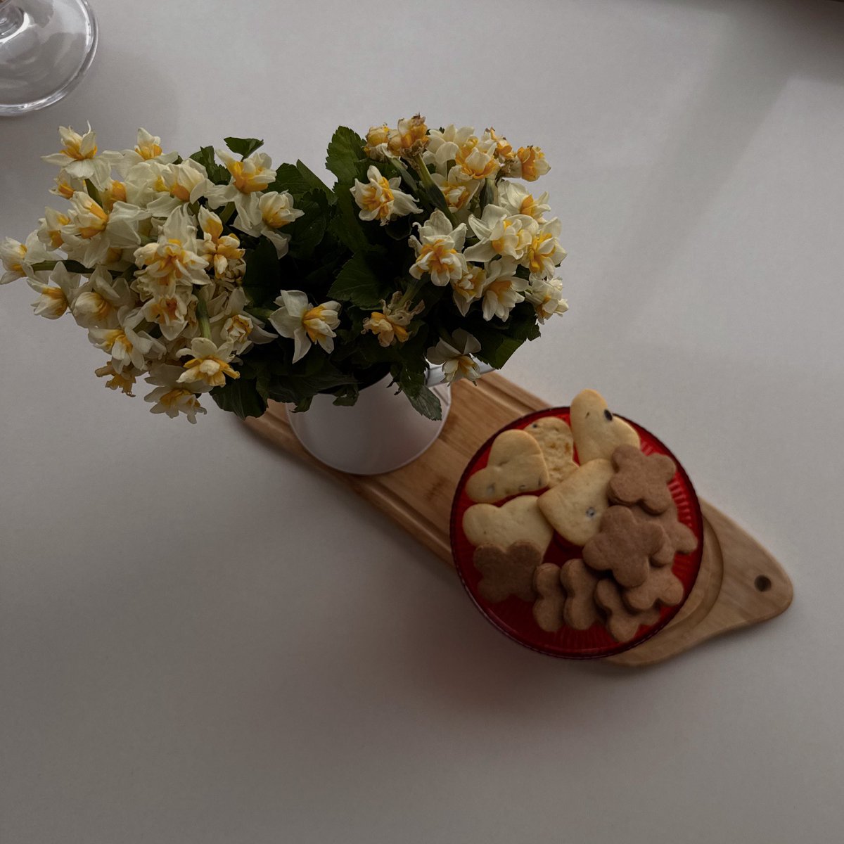 Yuva hissi veren şeyler…

Mutfağı saran nergis ve kurabiye kokusu…

Şükür anıdır♥️