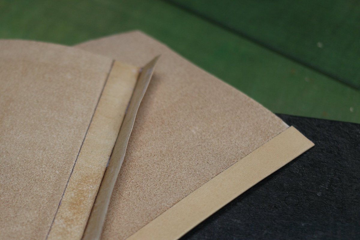 torumade's tweet photo. 二つ折り財布（差し込みカードホルダー付き）を作っています。

外装はイタリアンレザーのコニャック、内装はサドルレザーのタン、糸色は焦茶。

試作して判明した改善点は、カードホルダー部分の革を薄くし、財布本体の横幅を少し広げること。

体調不良期間なので、ゆっくり制作します。 https://t.co/bIX0wg9UyM