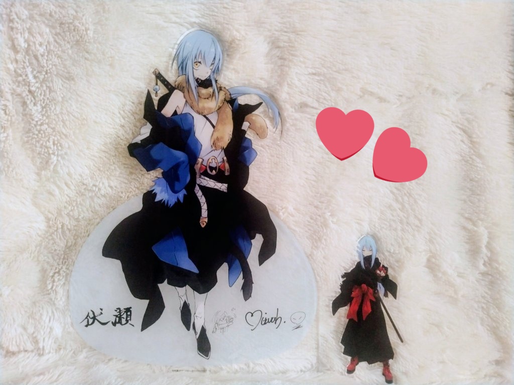 開けた!! 人気投票のアクスタと比べて写真撮ったけど、大きい! 確か