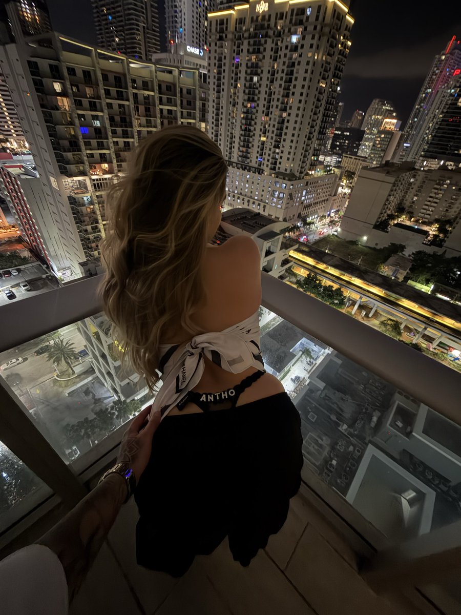 Kiara_imar's tweet photo. his view > the skyline..🖤✨🌃 https://t.co/WHp2mPch5G