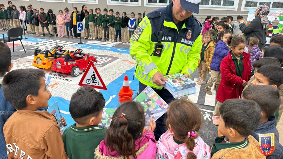 Güvenli yarınlar, bilinçli nesillerle mümkün. 🧑🏻‍🎓👩🏻‍🎓

İl Jandarma Komutanlıkları emrinde görevli Trafik Jandarması ekiplerimiz ve Asayiş Timlerimiz, çocuklarımızın bilinçli bireyler olarak yetişmelerini desteklemek amacıyla okul ziyaretlerine devam ediyor.

📍Ankara
📍Ardahan
