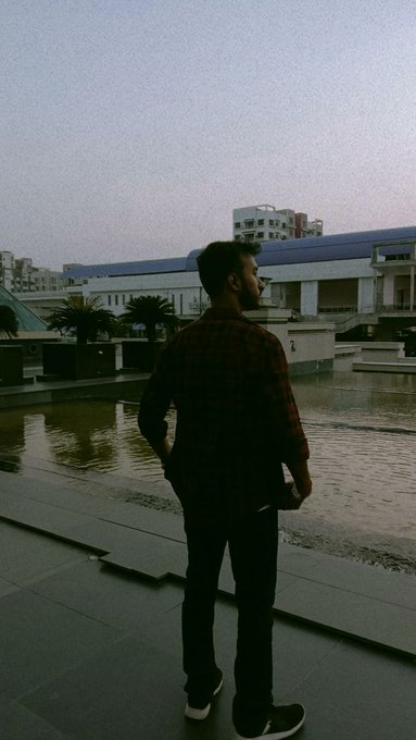 arnabk_das's tweet image. Grey skies.
Still water.
Clear intentions.

Went to attend Google Cloud - GDG Kolkata Webinar.
#MoodyFrames #UrbanAesthetic #EveningFeels #LifeInFrames