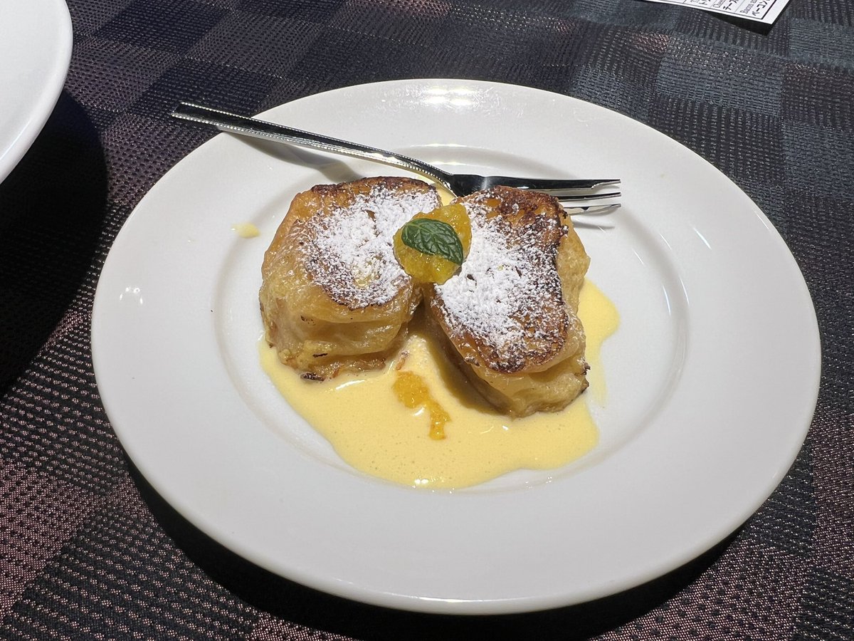 オーダーしたら席まで持って来てもらえるローストビーフ丼とフレンチトースト。
好きなだけ頼めるんだけど他のメニューをまた食べれなくなるから2人で半分づつ😋
胃袋が２つあればもっと食べたい逸品👌