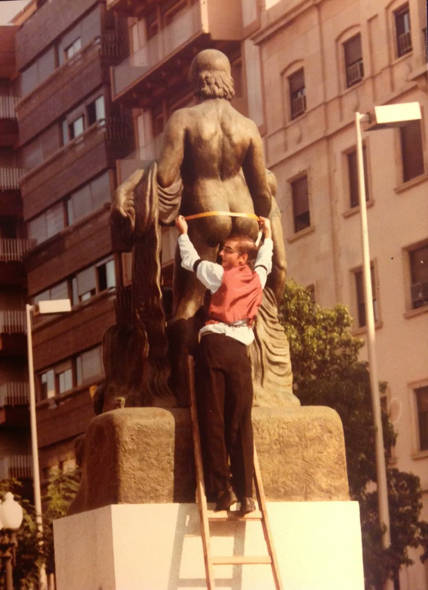 ‼️😯Oriol Grau, enfilat a una escala i prenent mides al Monument als Herois de 1811 #Tarragona 

📷✍️Acompanyant aquesta i altres imatges insòlites, hi ha una peça periodística exquisida d'<a href="/enric_gj/">Enric Garcia Jardí</a>

Us convido a assaborir-la a <a href="/sdillums/">Setmanari Dillums</a> 

dillums.cat/2026/02/15/daq…