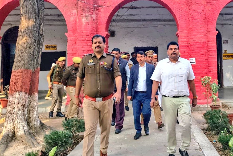 माध्यमिक शिक्षा परिषद,उ.प्र. द्वारा आयोजित हाईस्कूल एवं इंटरमीडिएट की परीक्षाओं को सकुशल सम्पन्न कराए जाने के दृष्टिगत विभिन्न परीक्षा केंद्रों एवं कंट्रोल रूम का निरीक्षण कर आवश्यक निर्देश संबंधित अधिकारियों को दिए। <a href="/ChiefSecyUP/">S.P. Goyal, Chief Secretary, GoUP</a> <a href="/CMOfficeUP/">CM Office, GoUP</a> <a href="/InfoDeptUP/">Information and Public Relations Department, UP</a> <a href="/myogiadityanath/">Yogi Adityanath</a> <a href="/UPGovt/">Government of UP</a>