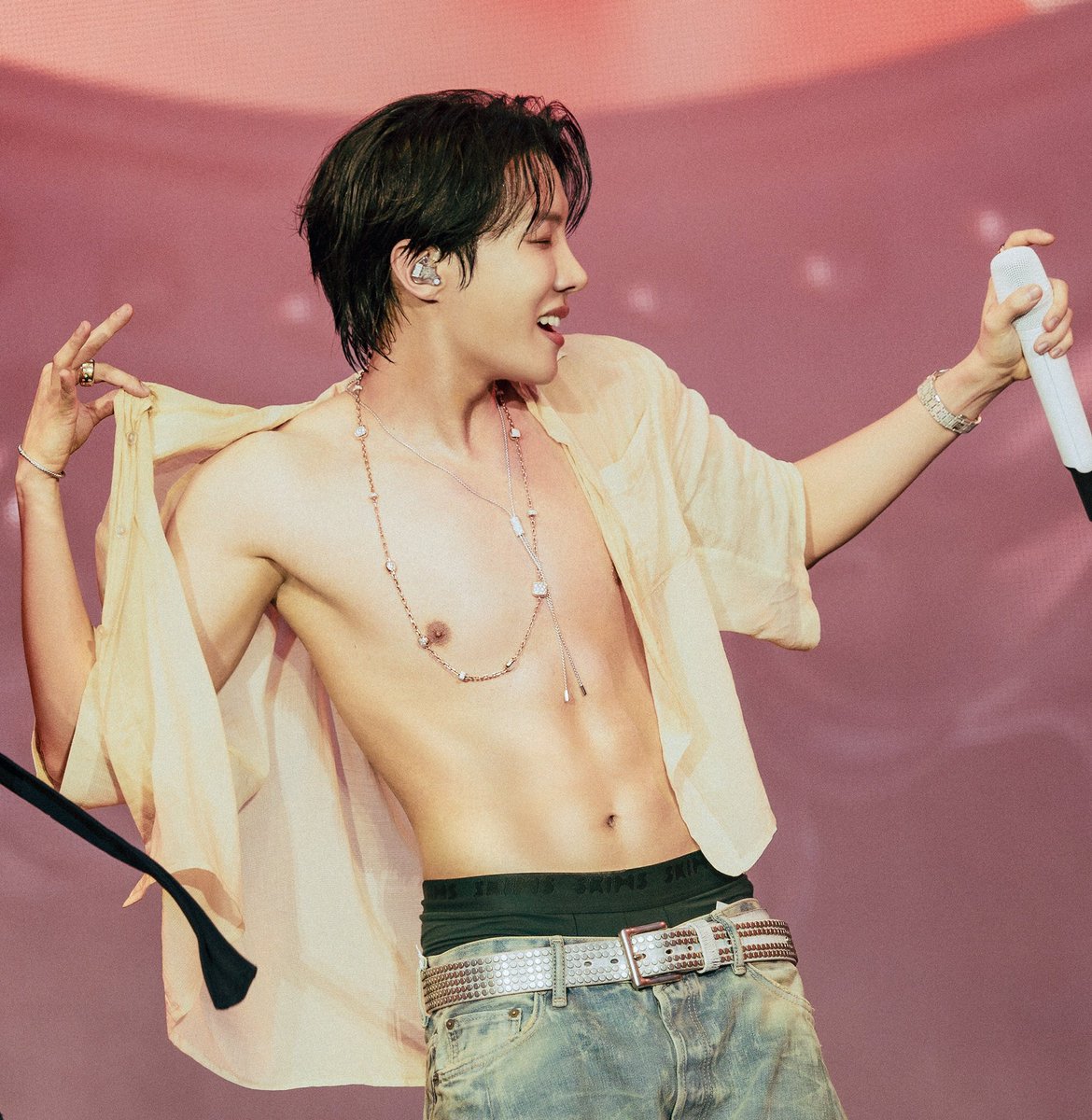 아미들의 햇살 우리호비 생일축하해🎂🎉
#제이홉의하루가_사랑으로가득하길
#제이홉_생일복_많이받아
#HAPPYJHOPEDAY
#To_Be_Continued_218
J-HOPE’S SWEETEST BIRTHDAY
HAPPY HOBI DAY