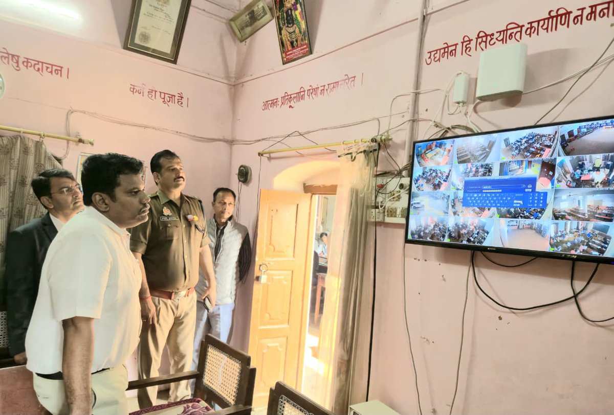 sitapurpolice's tweet photo. #SitapurPolice #DM_SITAPUR महोदय डॉoराजागणपति आर व #SP_SITAPUR श्री अंकुर अग्रवाल द्वारा GIC तथा राजा रघुबर दयाल इंटर कॉलेज में प्रचलित बोर्ड की परीक्षाओं से संबंधित व्यवस्थाओं का निरीक्षण कर संबंधित को आवश्यक दिशा-निर्देश दिए गए। #UPPolice @Igrangelucknow @adgzonelucknow https://t.co/MCGEmXf93F