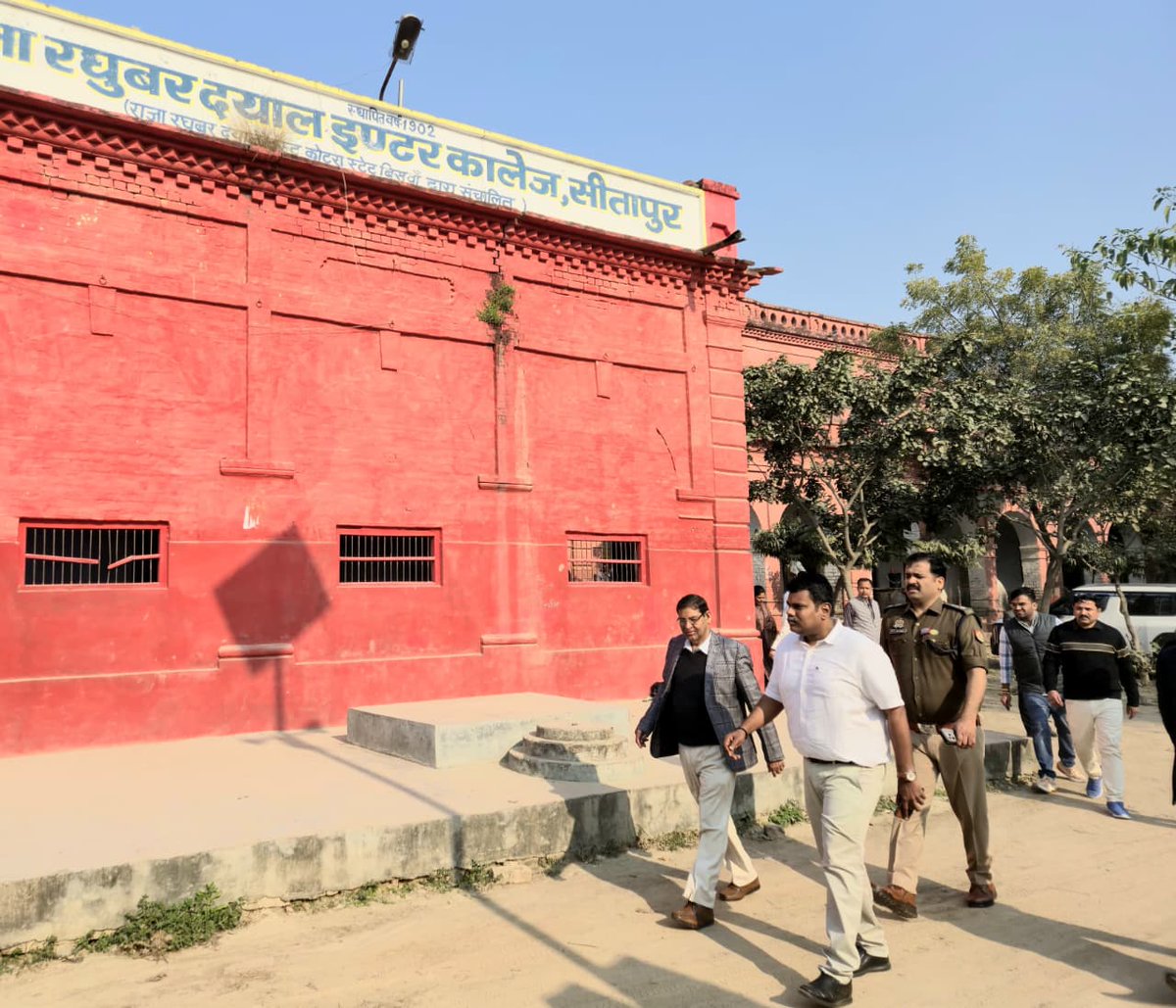 sitapurpolice's tweet photo. #SitapurPolice #DM_SITAPUR महोदय डॉoराजागणपति आर व #SP_SITAPUR श्री अंकुर अग्रवाल द्वारा GIC तथा राजा रघुबर दयाल इंटर कॉलेज में प्रचलित बोर्ड की परीक्षाओं से संबंधित व्यवस्थाओं का निरीक्षण कर संबंधित को आवश्यक दिशा-निर्देश दिए गए। #UPPolice @Igrangelucknow @adgzonelucknow https://t.co/MCGEmXf93F