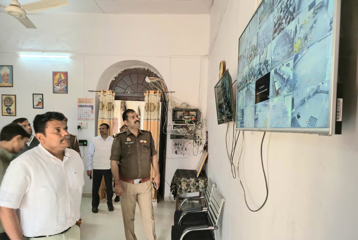 sitapurpolice's tweet photo. #SitapurPolice #DM_SITAPUR महोदय डॉoराजागणपति आर व #SP_SITAPUR श्री अंकुर अग्रवाल द्वारा GIC तथा राजा रघुबर दयाल इंटर कॉलेज में प्रचलित बोर्ड की परीक्षाओं से संबंधित व्यवस्थाओं का निरीक्षण कर संबंधित को आवश्यक दिशा-निर्देश दिए गए। #UPPolice @Igrangelucknow @adgzonelucknow https://t.co/MCGEmXf93F