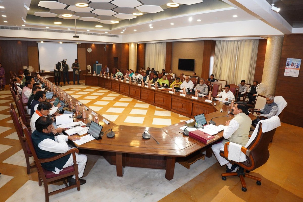 मुख्यमंत्री डॉ. मोहन यादव की अध्यक्षता में आज विधानसभा में राष्ट्रीय गीत 'वंदे मातरम्' गायन के साथ कैबिनेट की बैठक प्रारंभ हुई।

बैठक में नगरीय विकास एवं आवास मंत्री श्री <a href="/KailashOnline/">Kailash Vijayvargiya</a> एवं राज्यमंत्री श्रीमती <a href="/Pratimabagri/">Pratima Bagri</a> ने भी सहभागिता की।

#MPBudget2026
#ViksitMPKaBudget