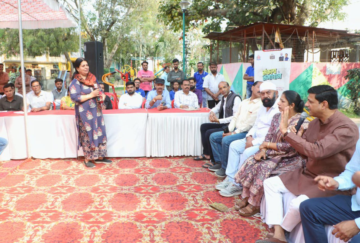 संकल्प से समाधान जनता चौपाल | वार्ड 84, द्वारकापुरी

आज क्षेत्र का निरीक्षण कर नागरिकों से संवाद किया और प्रमुख मुद्दों पर तत्काल निर्देश दिए —

• सड़क व ड्रेनेज कार्य समयसीमा में पूर्ण करने के आदेश
• 60 फीट रोड से अतिक्रमण हटाने के लिए एक सप्ताह का अल्टीमेटम
• स्वच्छता में