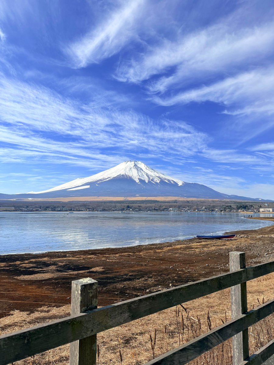 RastyMunthe's tweet photo. 目の前に富士山が広がる一日🗻
とても寒いけれど空は真っ青で❄️🔵
湖は鏡のように静か🌊🪞
何もしなくてもただ立って眺めているだけで🏞️
もう幸せな気持ちになる🥰 https://t.co/0wzrrKIAC2