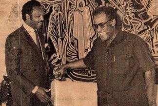 Urafiki wa Jesse Jackson na Dr Salim A Salim ulianza wakati Salim akiwa balozi wa Tanzania huko Umoja wa Mataifa, New York. Mwaka 1981 Jesse alimuunga mkono Salim kwenye uchaguzi wa Katibu Mkuu wa Umoja wa Mataifa. Pia mwaka 1986 Jesse alikuja Tanzania akafika nyumbani kwa Salim.