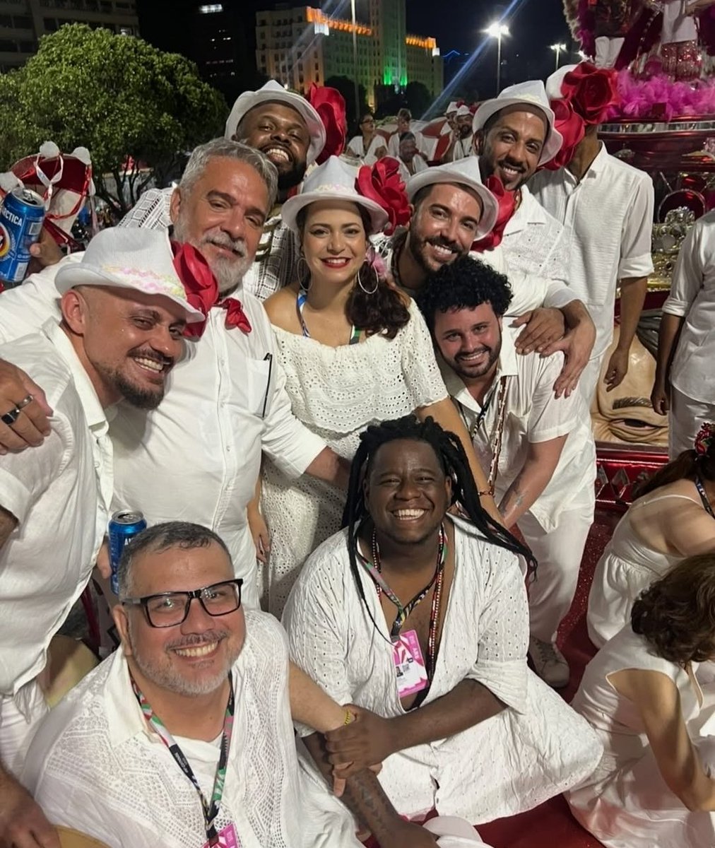 "Mestre, você me fez amar a festa" 

Que foto pesada na concentração do Salgueiro ❤️