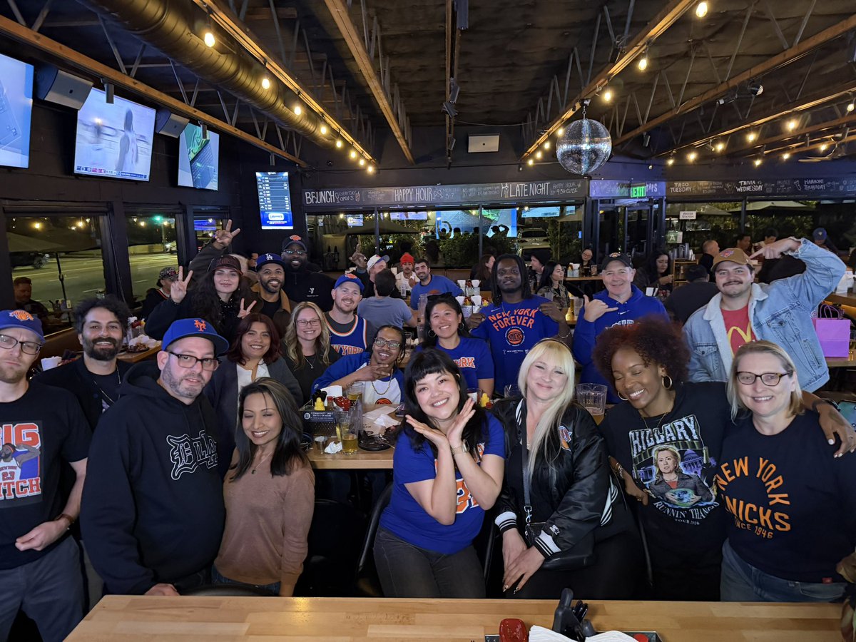 jkatzprpro's tweet image. Birthday Vibes were Immaculate! 🥳🎉🎂💙🏀🧡

I had the best birthday celebrating with my family, close friends &amp;amp; my @leftcoastknicks family! Thank you to @33taps for being the best spot in L.A!  And we got a huge Knicks win! ☄️

#latergram #leftcoastknicks #33taps #birthday