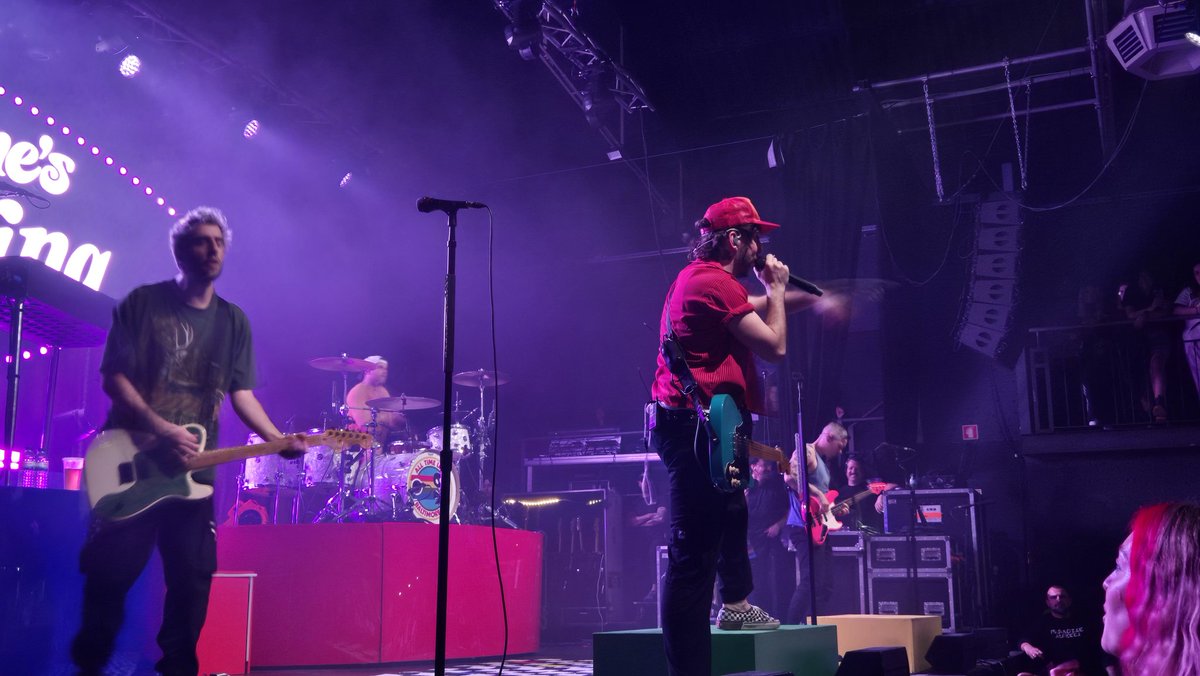 putovoas's tweet photo. all time low ' s ending tour https://t.co/F4vuKS39QK
