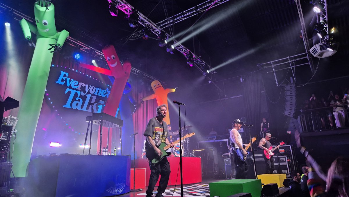putovoas's tweet photo. all time low ' s ending tour https://t.co/F4vuKS39QK