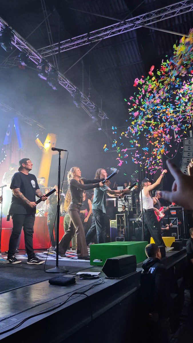 putovoas's tweet photo. all time low ' s ending tour https://t.co/F4vuKS39QK