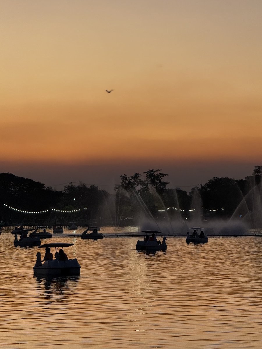 จากใจเลยอยากให้มา “สวนหลวง ร.9” จริงๆนะ mood โคตรดี เป็นสวนที่ต่อให้มาคนเดียวก็โรแมนติกจริงๆ ถ่ายรูปได้ล้าน เหมือนอยู่ตปท แสงตอนเย็น sunset ดีมาก มาวิ่ง มาเดท มาปั่นเป็ด คือฮีลใจดีมาก ㅜㅡㅜ