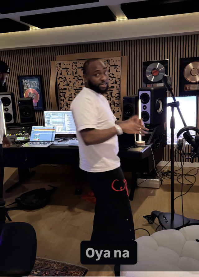 I think my idolo is cooking sth 😊😊