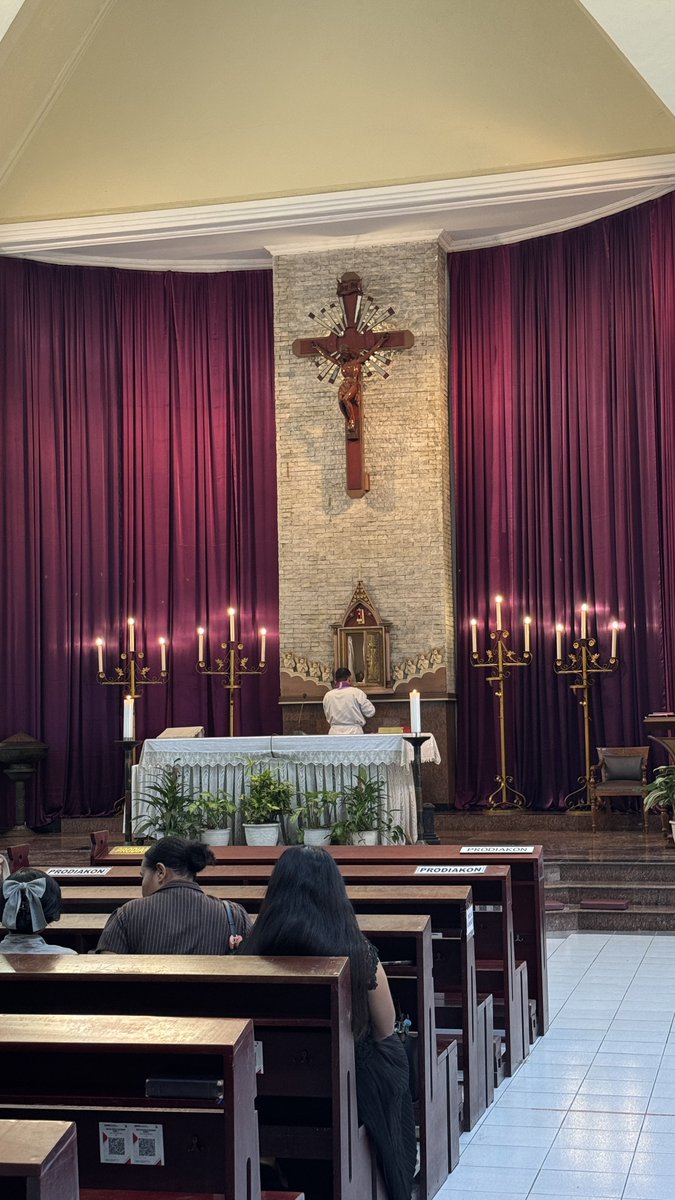 Kalau ketemu orang dengan “coretan” abu di dahinya, mereka umat Katolik yang baru aja merayakan Rabu Abu, hari pertama masa Prapaskah, bulan puasanya orang Katolik.

Tahun ini barengan nih dengan bulan Ramadan umat muslim yang sebagian hari ini udah mulai puasa juga. Semoga
